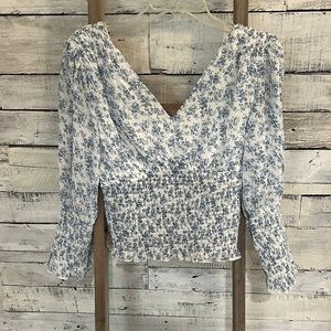 Adorable Floral Cropped Blouse. Size L